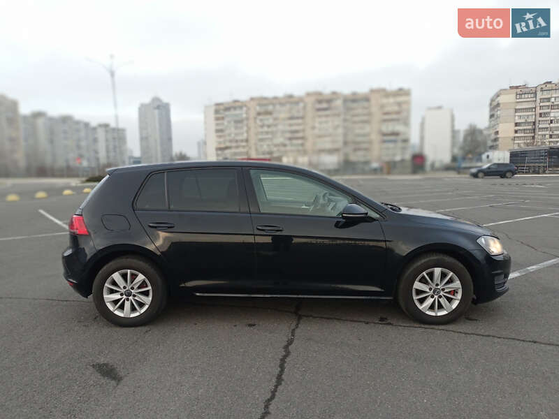 Хэтчбек Volkswagen Golf 2014 в Киеве