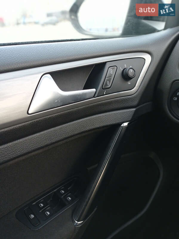 Хэтчбек Volkswagen Golf 2014 в Киеве