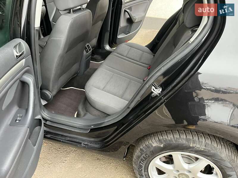 Хетчбек Volkswagen Golf 2006 в Рівному