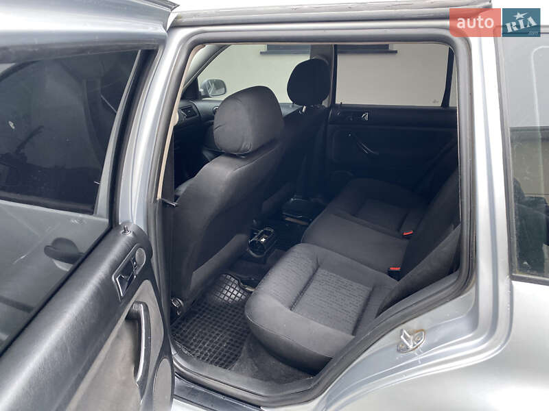 Універсал Volkswagen Golf 2000 в Рівному