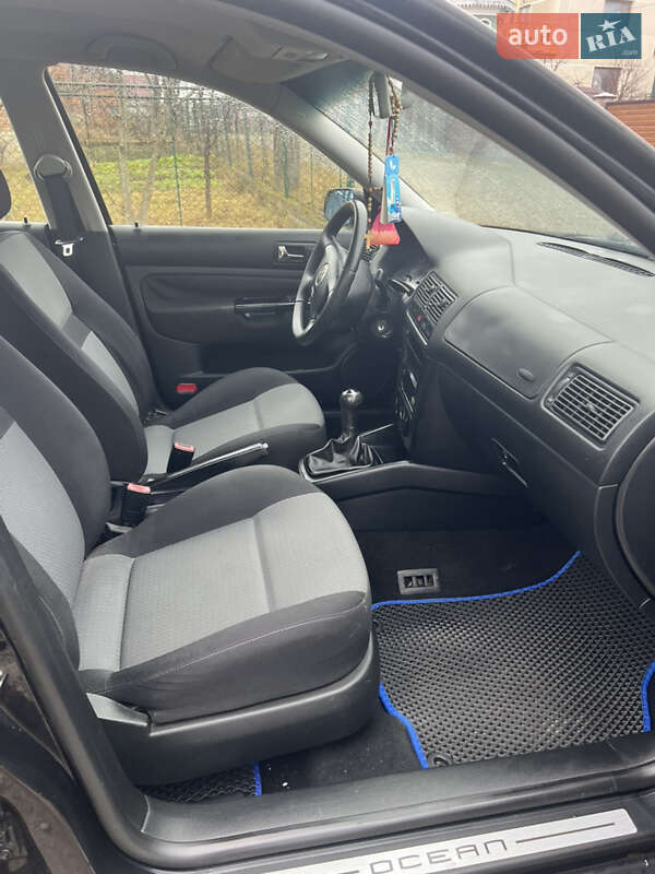 Універсал Volkswagen Golf 2004 в Надвірній