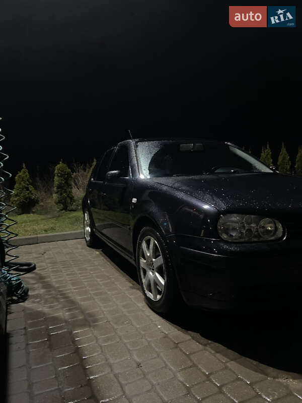 Хэтчбек Volkswagen Golf 2003 в Городке