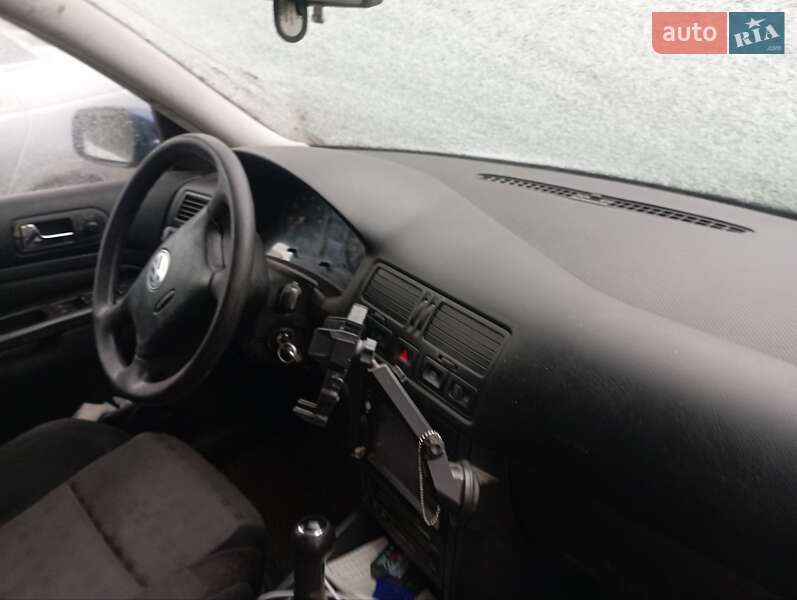 Універсал Volkswagen Golf 2005 в Березні