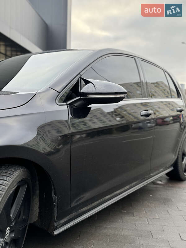 Хетчбек Volkswagen Golf 2016 в Києві