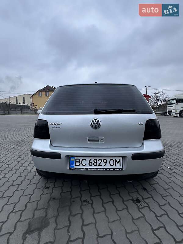 Хетчбек Volkswagen Golf 2002 в Городку
