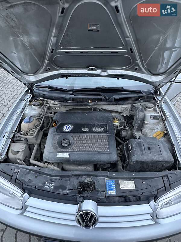 Хетчбек Volkswagen Golf 2002 в Городку