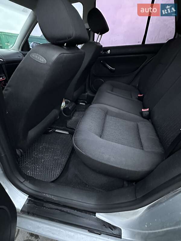 Хетчбек Volkswagen Golf 2002 в Городку