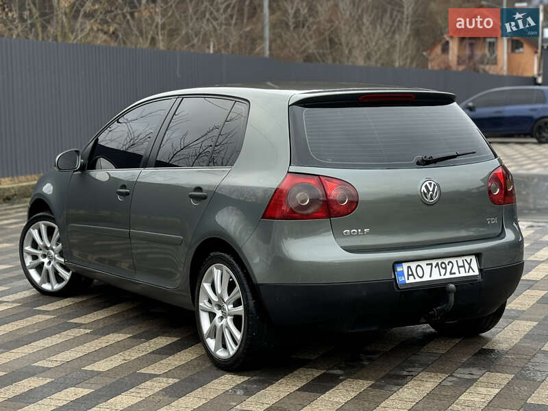Хэтчбек Volkswagen Golf 2004 в Сваляве