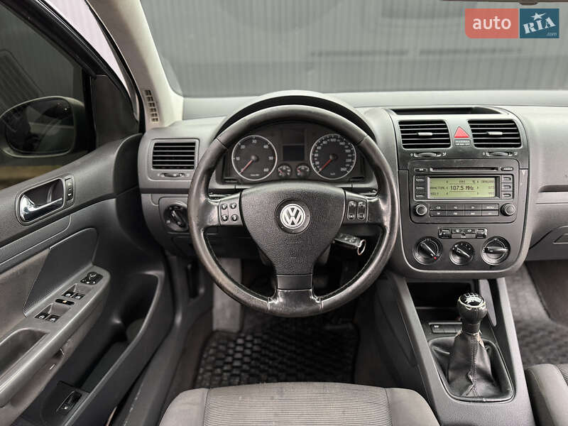 Хэтчбек Volkswagen Golf 2004 в Сваляве