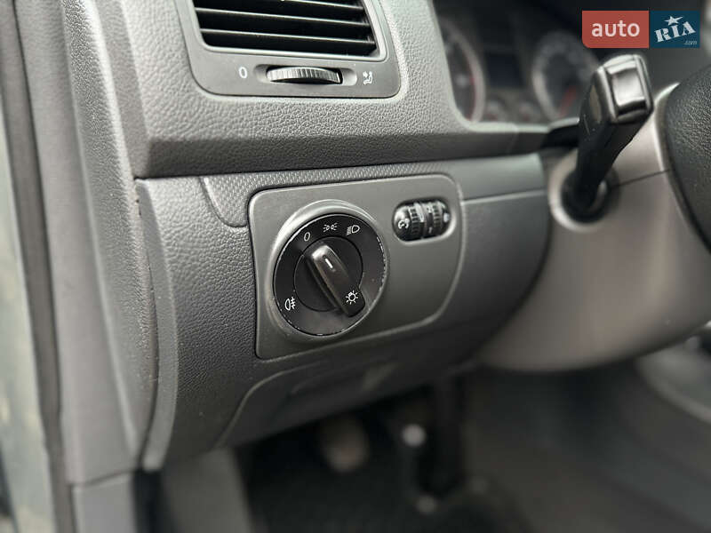 Хэтчбек Volkswagen Golf 2004 в Сваляве