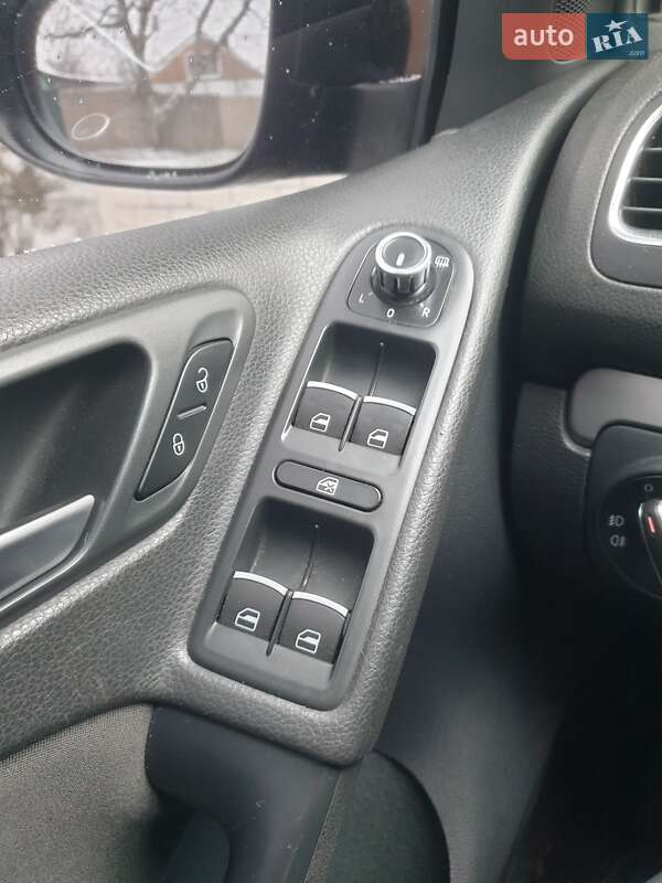 Хетчбек Volkswagen Golf 2011 в Дергачах