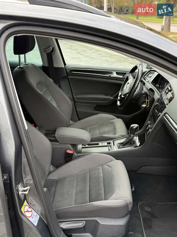 Універсал Volkswagen Golf 2017 в Рівному