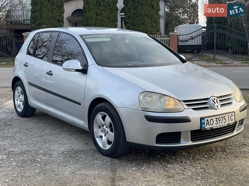Хэтчбек Volkswagen Golf 2005 в Виноградове