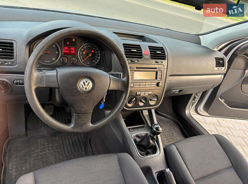 Хэтчбек Volkswagen Golf 2005 в Виноградове