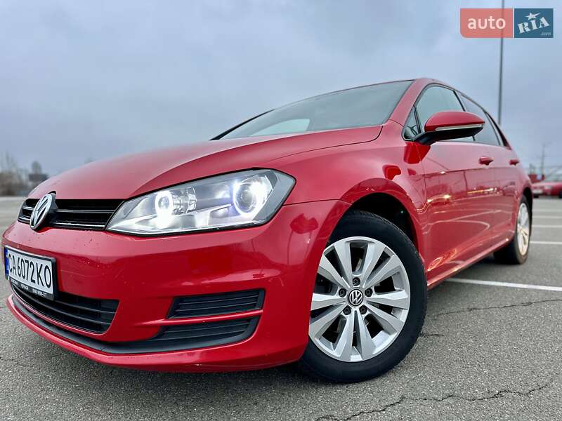 Хэтчбек Volkswagen Golf 2015 в Киеве