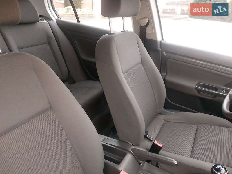 Хетчбек Volkswagen Golf 2004 в Теофіполі