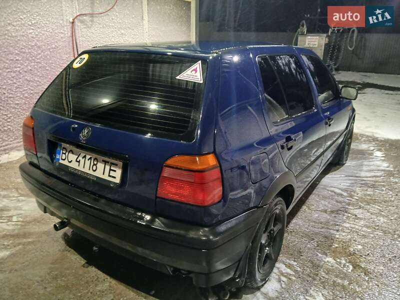 Хетчбек Volkswagen Golf 1994 в Стебнику