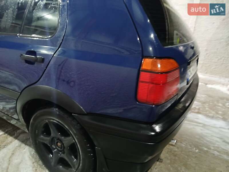 Хетчбек Volkswagen Golf 1994 в Стебнику