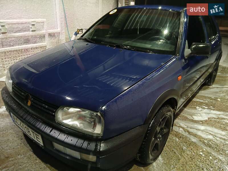 Хетчбек Volkswagen Golf 1994 в Стебнику