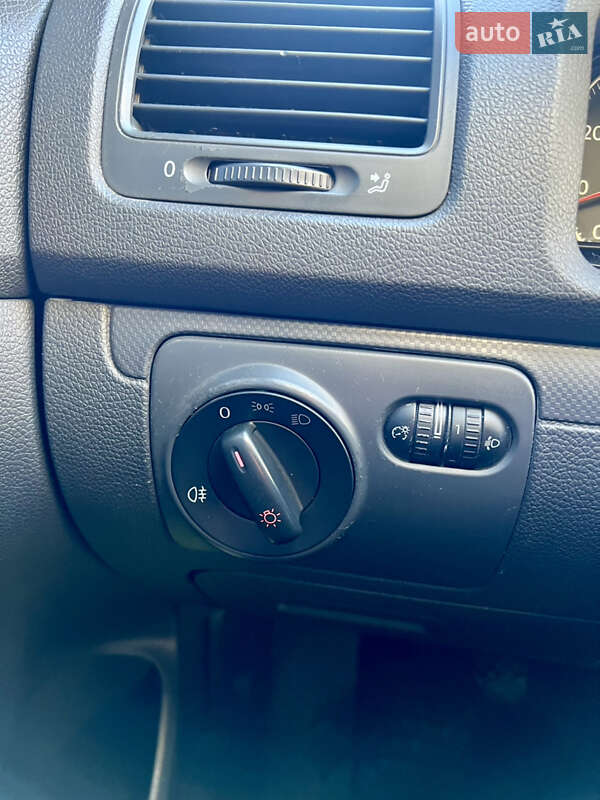 Хетчбек Volkswagen Golf 2003 в Долині