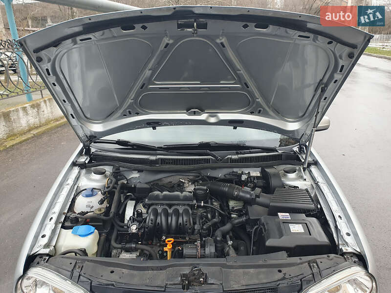 Хетчбек Volkswagen Golf 2001 в Миколаєві