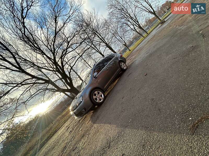 Універсал Volkswagen Golf 2011 в Чернігові