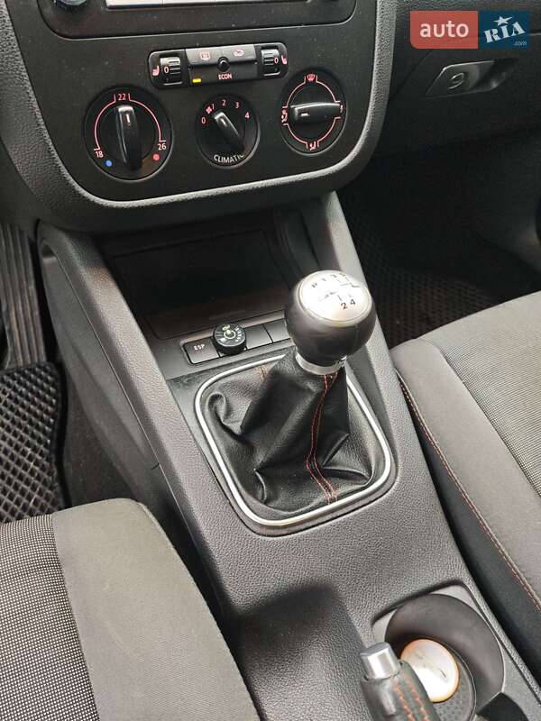 Хетчбек Volkswagen Golf 2006 в Києві