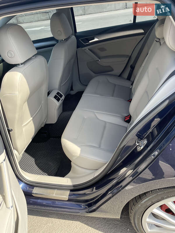 Хетчбек Volkswagen Golf 2015 в Дніпрі