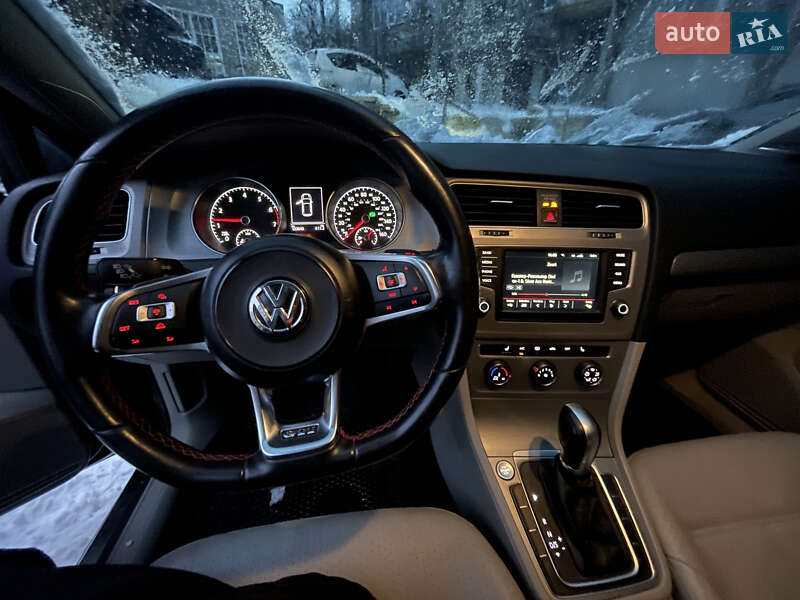 Хетчбек Volkswagen Golf 2015 в Дніпрі