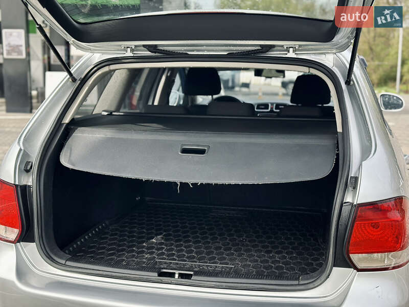 Універсал Volkswagen Golf 2010 в Чернівцях