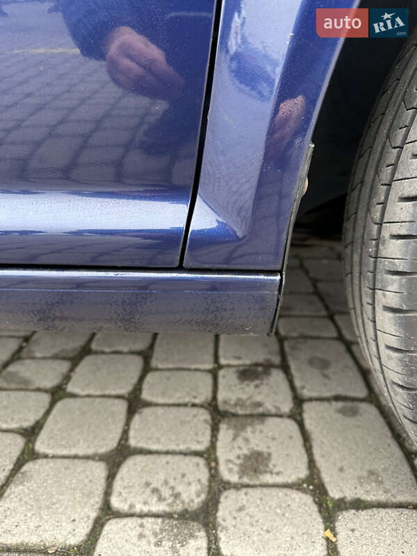 Хетчбек Volkswagen Golf 2002 в Чернівцях