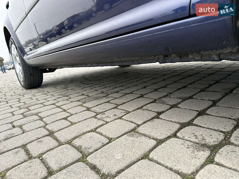 Хетчбек Volkswagen Golf 2002 в Чернівцях