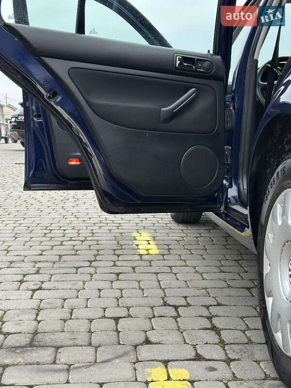 Хетчбек Volkswagen Golf 2002 в Чернівцях