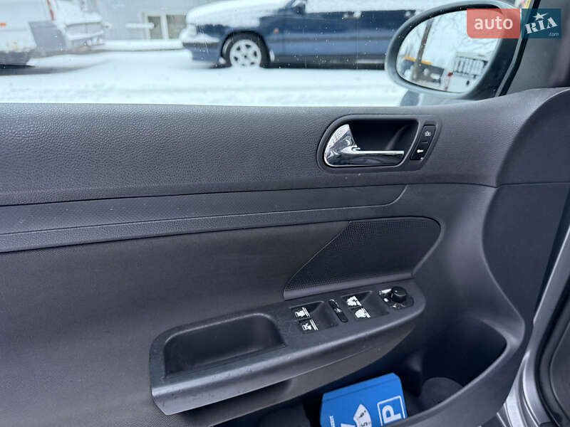 Хетчбек Volkswagen Golf 2004 в Тернополі