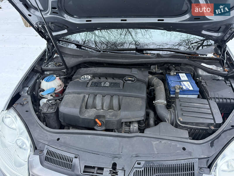 Хетчбек Volkswagen Golf 2004 в Тернополі