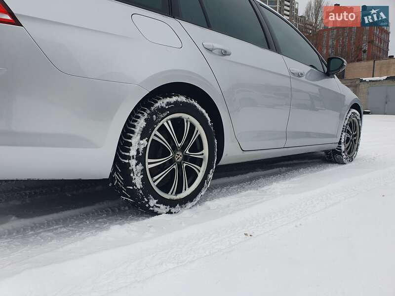 Универсал Volkswagen Golf 2015 в Киеве