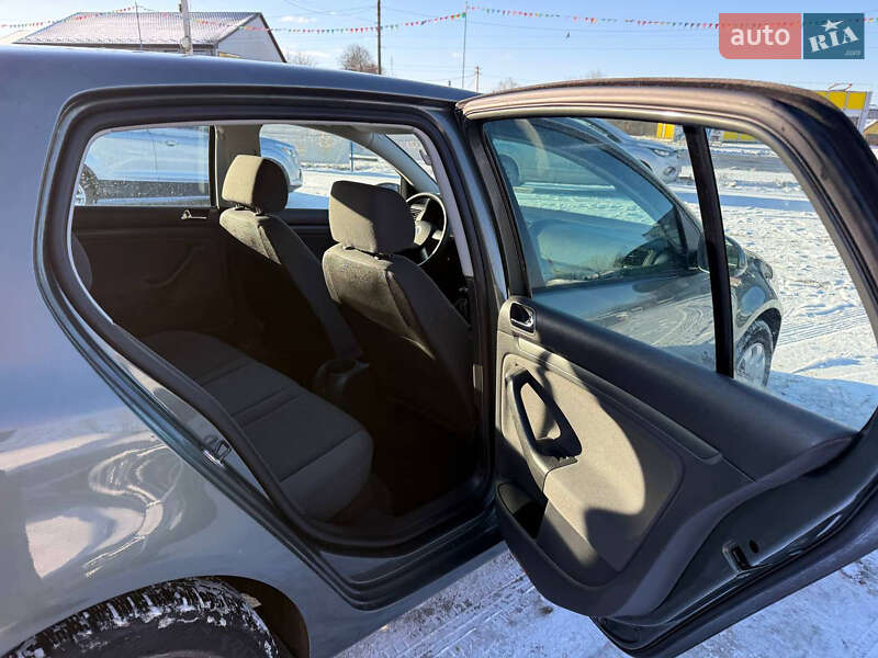 Хетчбек Volkswagen Golf 2005 в Коломиї