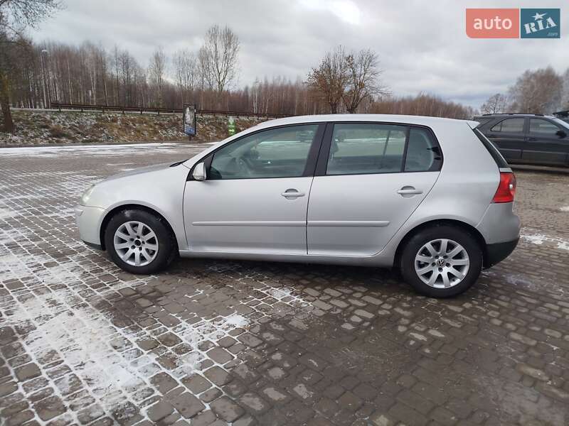 Хетчбек Volkswagen Golf 2005 в Ковелі