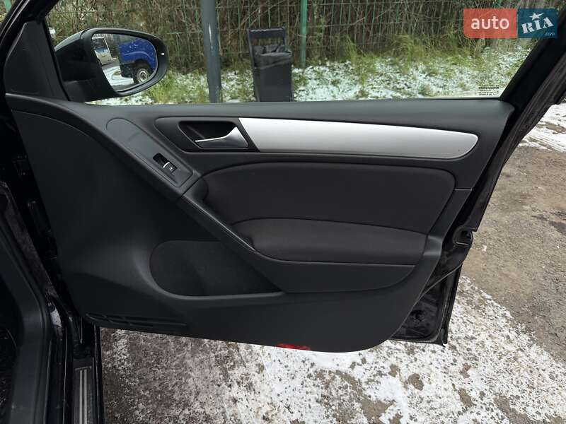 Хетчбек Volkswagen Golf 2010 в Ужгороді