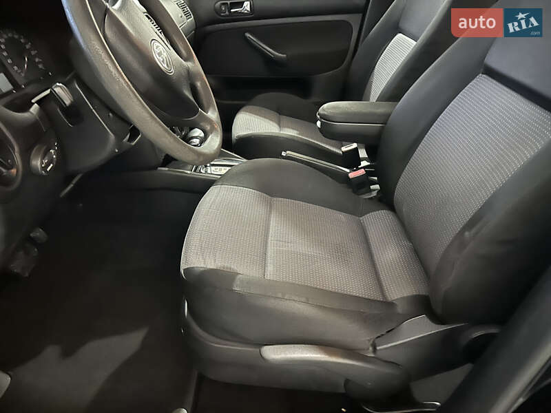 Хэтчбек Volkswagen Golf 2003 в Бучаче