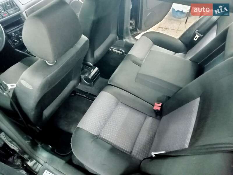 Хетчбек Volkswagen Golf 2003 в Тернополі