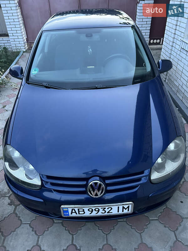 Хетчбек Volkswagen Golf 2004 в Гайсину