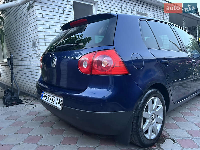 Хетчбек Volkswagen Golf 2004 в Гайсину