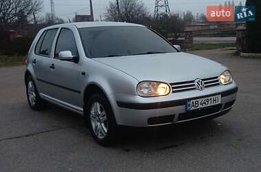 Хэтчбек Volkswagen Golf 2002 в Знаменке