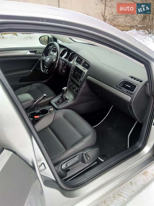 Хэтчбек Volkswagen Golf 2015 в Новоднестровске