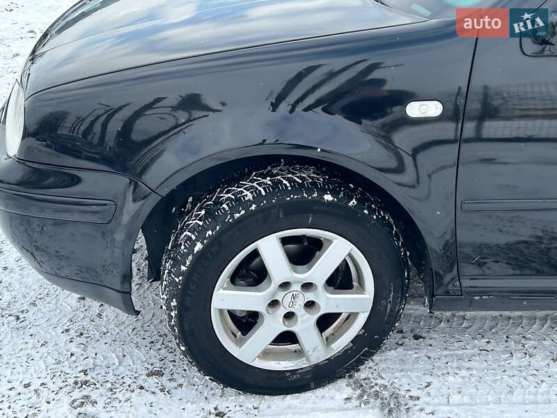 Хетчбек Volkswagen Golf 2000 в Стрию