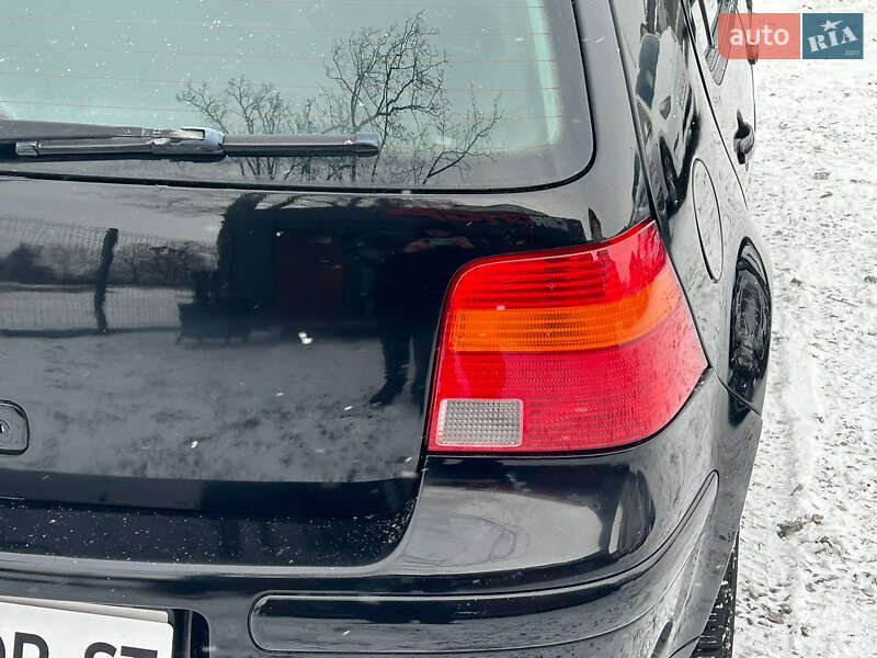 Хетчбек Volkswagen Golf 2000 в Стрию