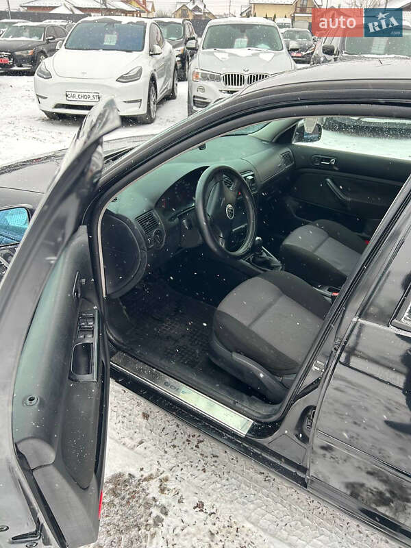 Хетчбек Volkswagen Golf 2000 в Стрию