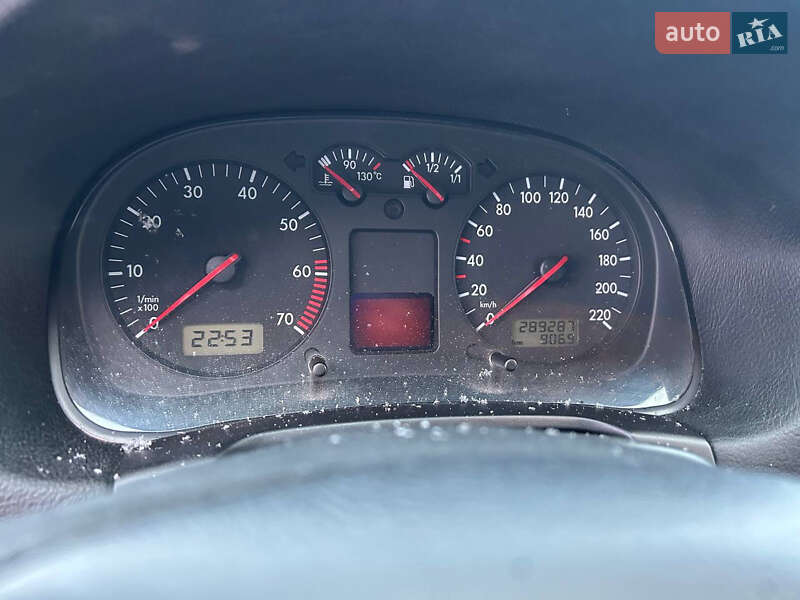 Хетчбек Volkswagen Golf 2000 в Стрию