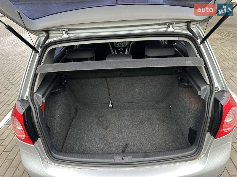 Хетчбек Volkswagen Golf 2006 в Луцьку